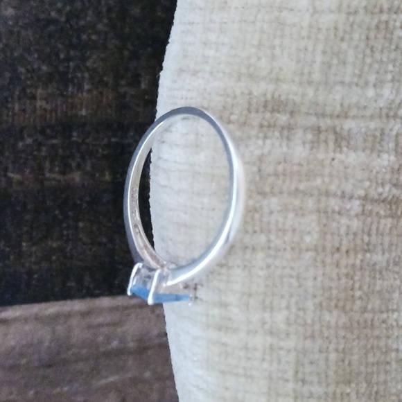 Silver Four Prong Synthetic Crystal Stonw Ring - Picture 4 of 10